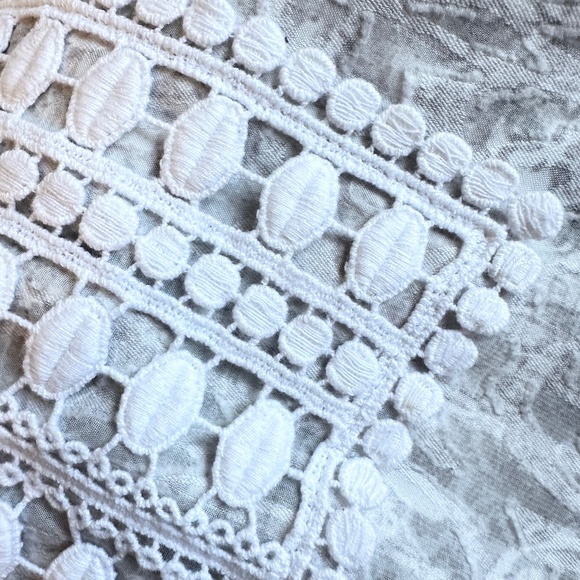 Tahari blouse - Picture 9 of 10